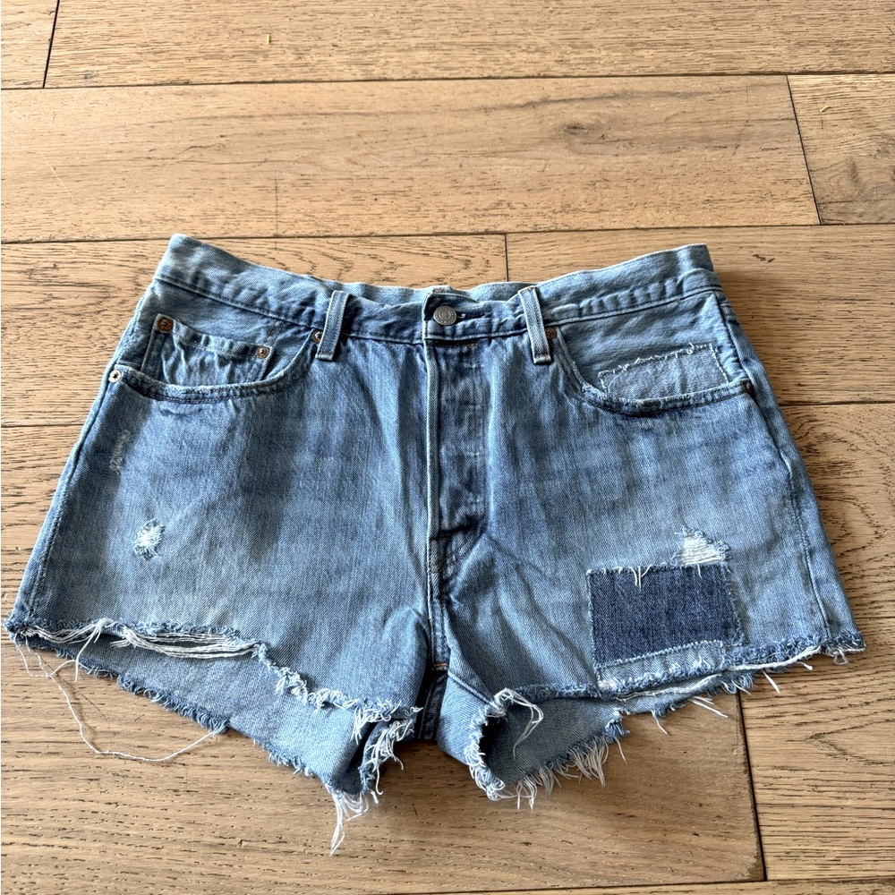 Levi’s 501 Women’s Patch Accent Denim Jean Shorts Size 31‎